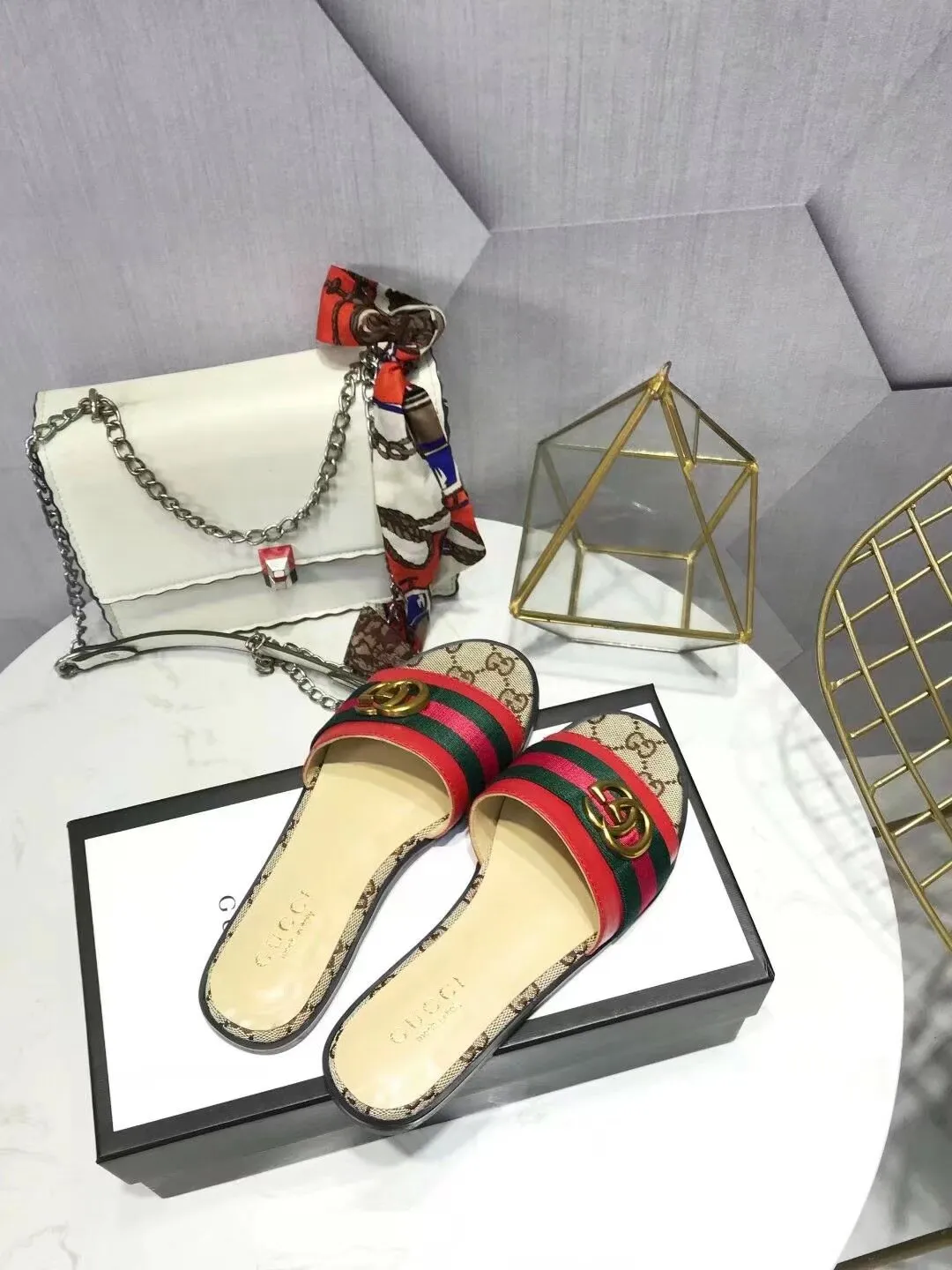 👟👟Ex-factory price 280👟👟 Gucci slippers. All in sheepskin. Sheepskin feet with original GUCCI bronze buckles. High-end atmosphere. Wear-resistant and non-slip branded rubber outsole. 35-42 yards. (41*42 can be customized, non-refundable and non-exchangeable* Welcome new and old customers to sell as shown in the picture)